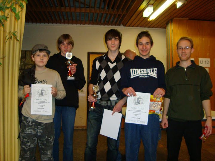 Urkunden und Pokale bei den rheinhessischen Blitzmeisterschaften 2012